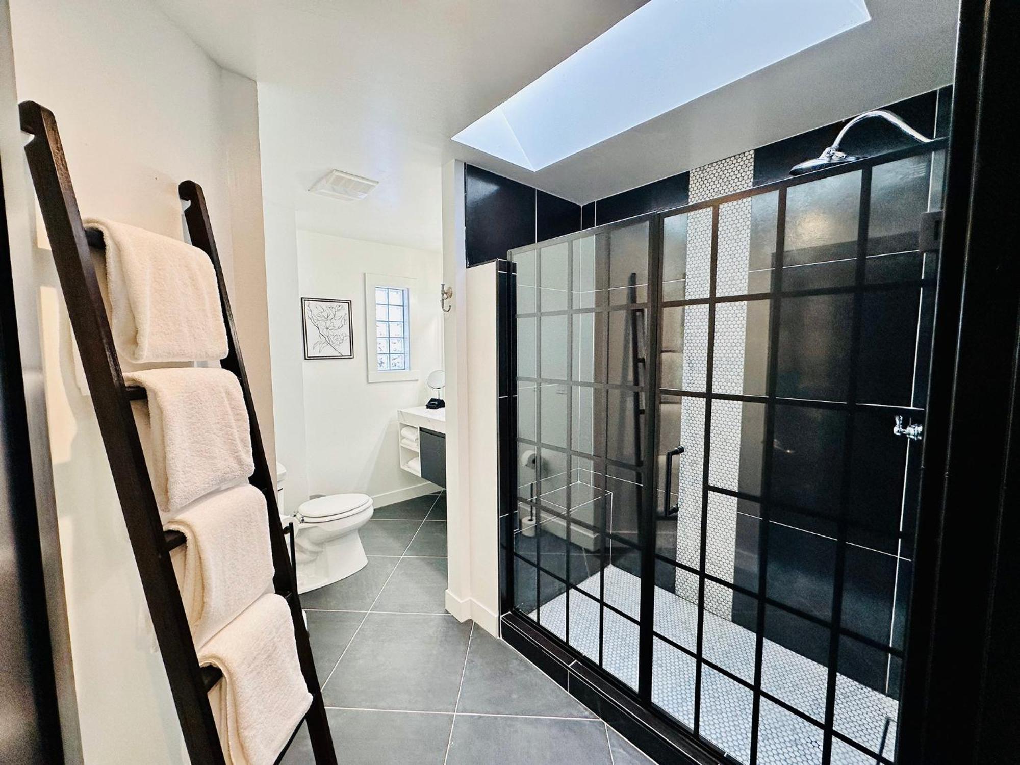 Bespoke Inn سارية العلم المظهر الخارجي الصورة