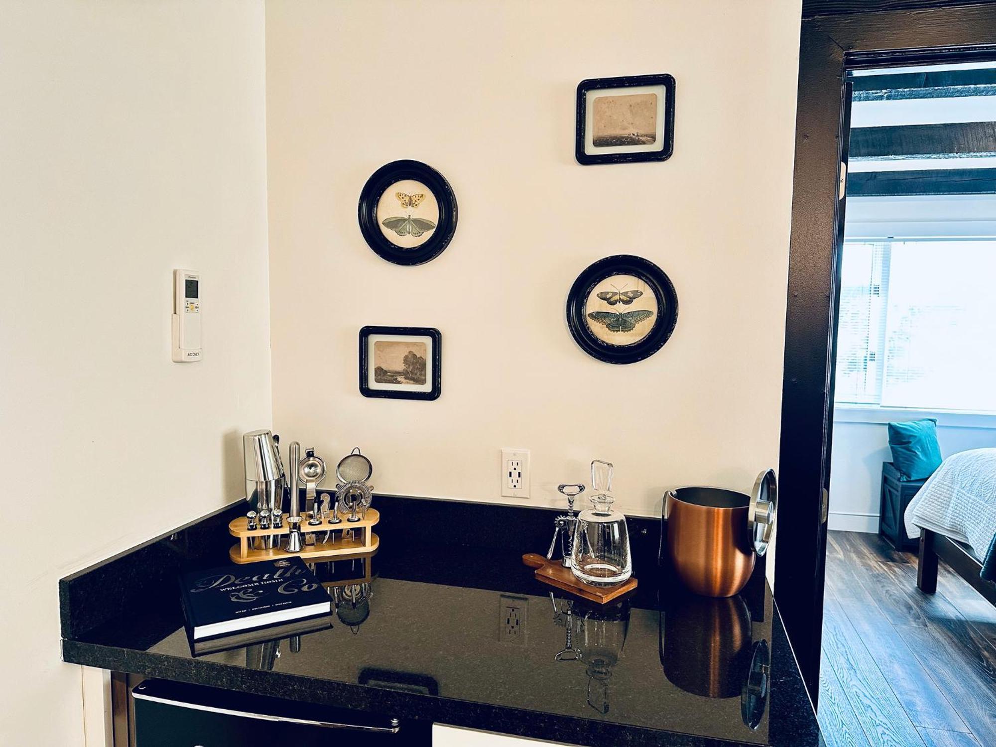 Bespoke Inn سارية العلم المظهر الخارجي الصورة