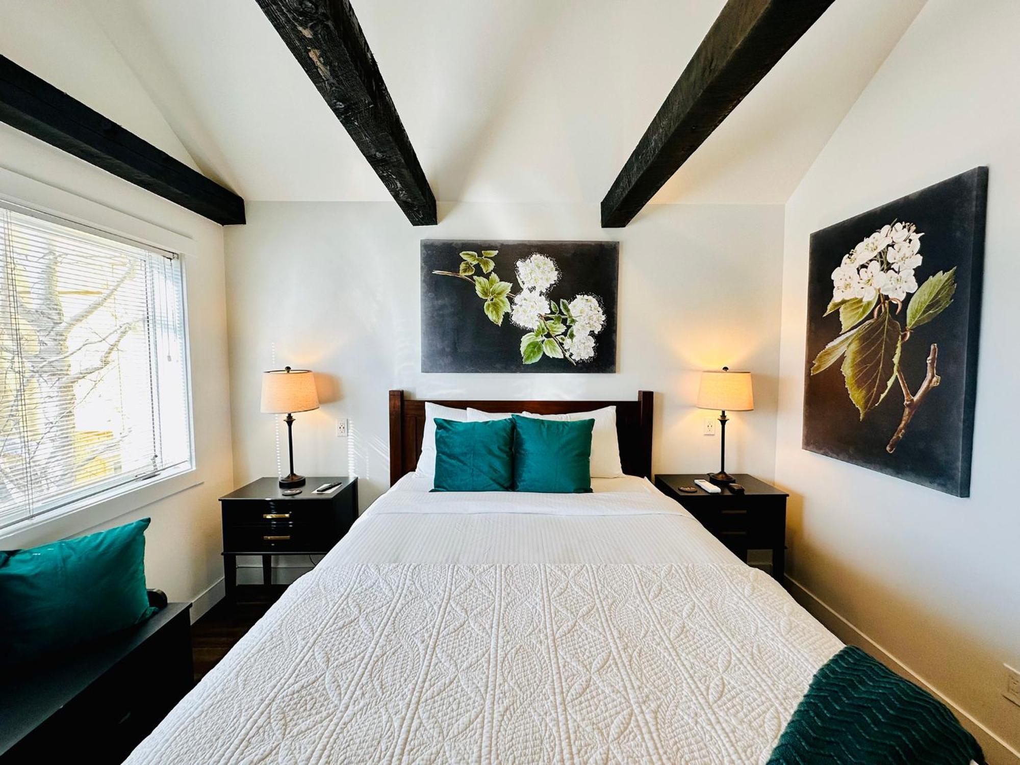Bespoke Inn سارية العلم المظهر الخارجي الصورة