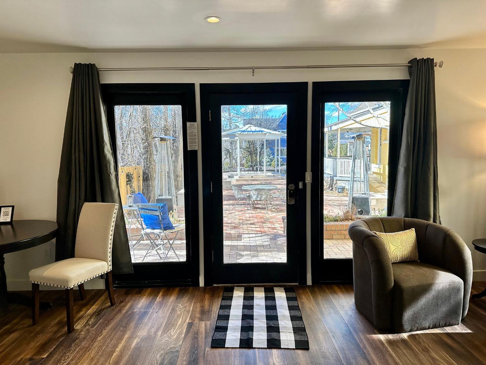 Bespoke Inn سارية العلم المظهر الخارجي الصورة
