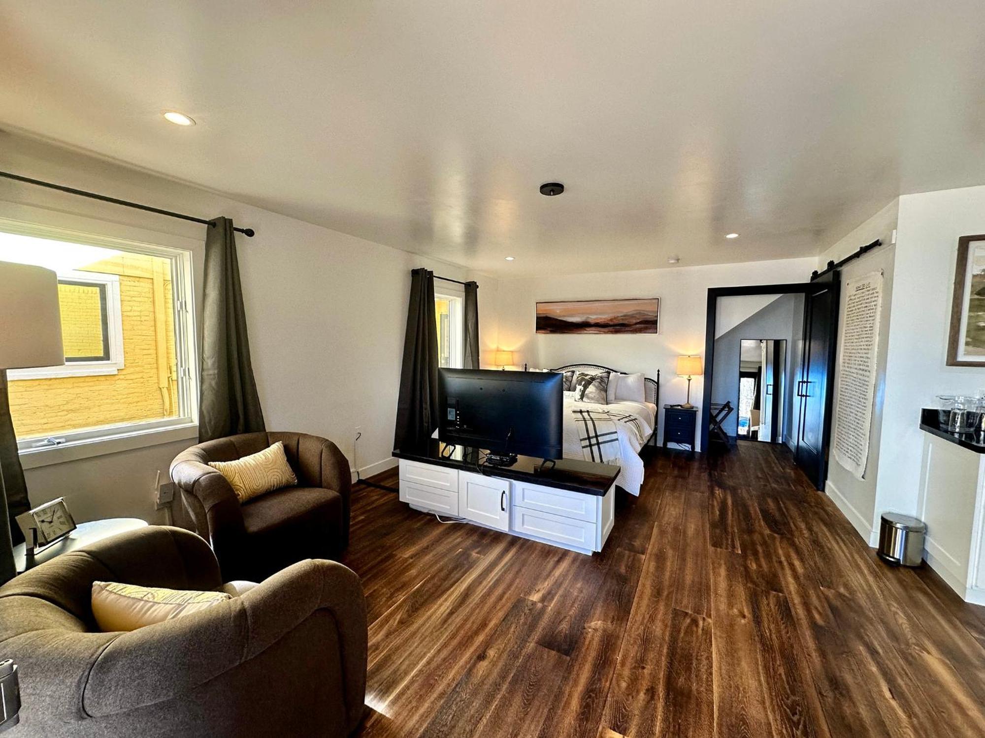 Bespoke Inn سارية العلم المظهر الخارجي الصورة
