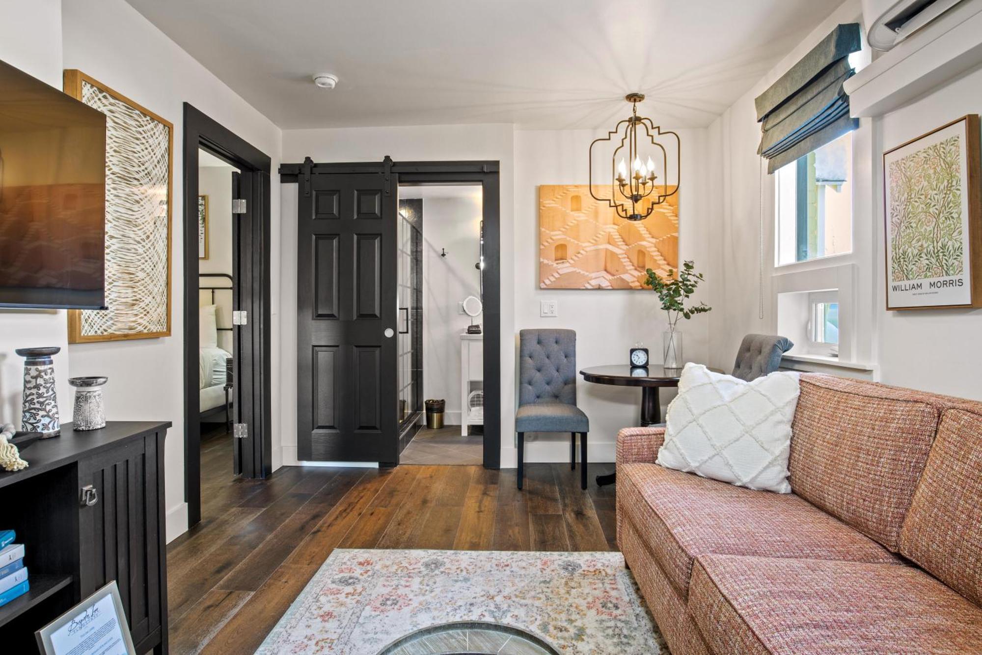 Bespoke Inn سارية العلم المظهر الخارجي الصورة